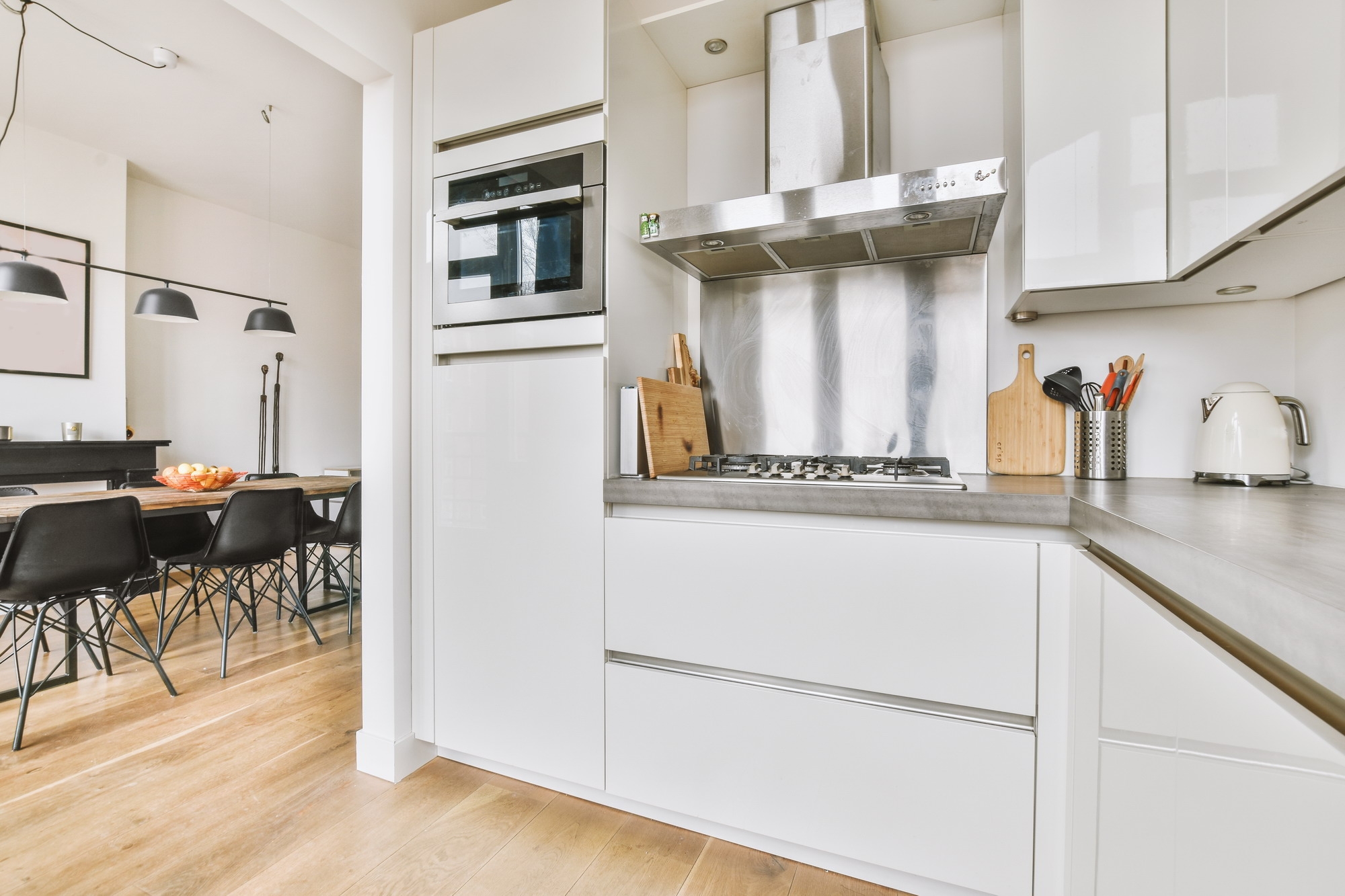 Nyitott vagy zárt konyha? Előnyök és hátrányok, amelyek segítenek dönteni